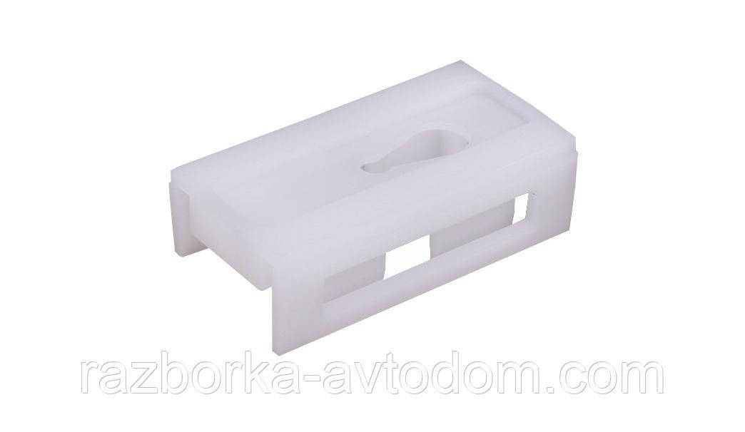 

Клипса молдинга лобового стекла (левая) MB Vito W638 (96-03) OE:6389840861