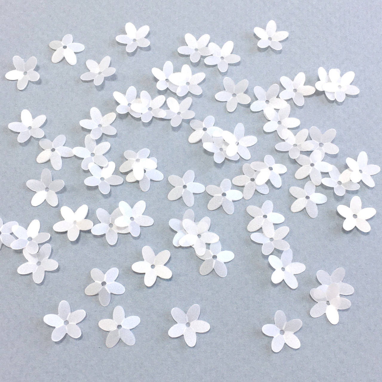 

Пайетки Цветочки объемные 10 мм. Матовый белый. Упаковка 3 гр. (Около 150 шт)