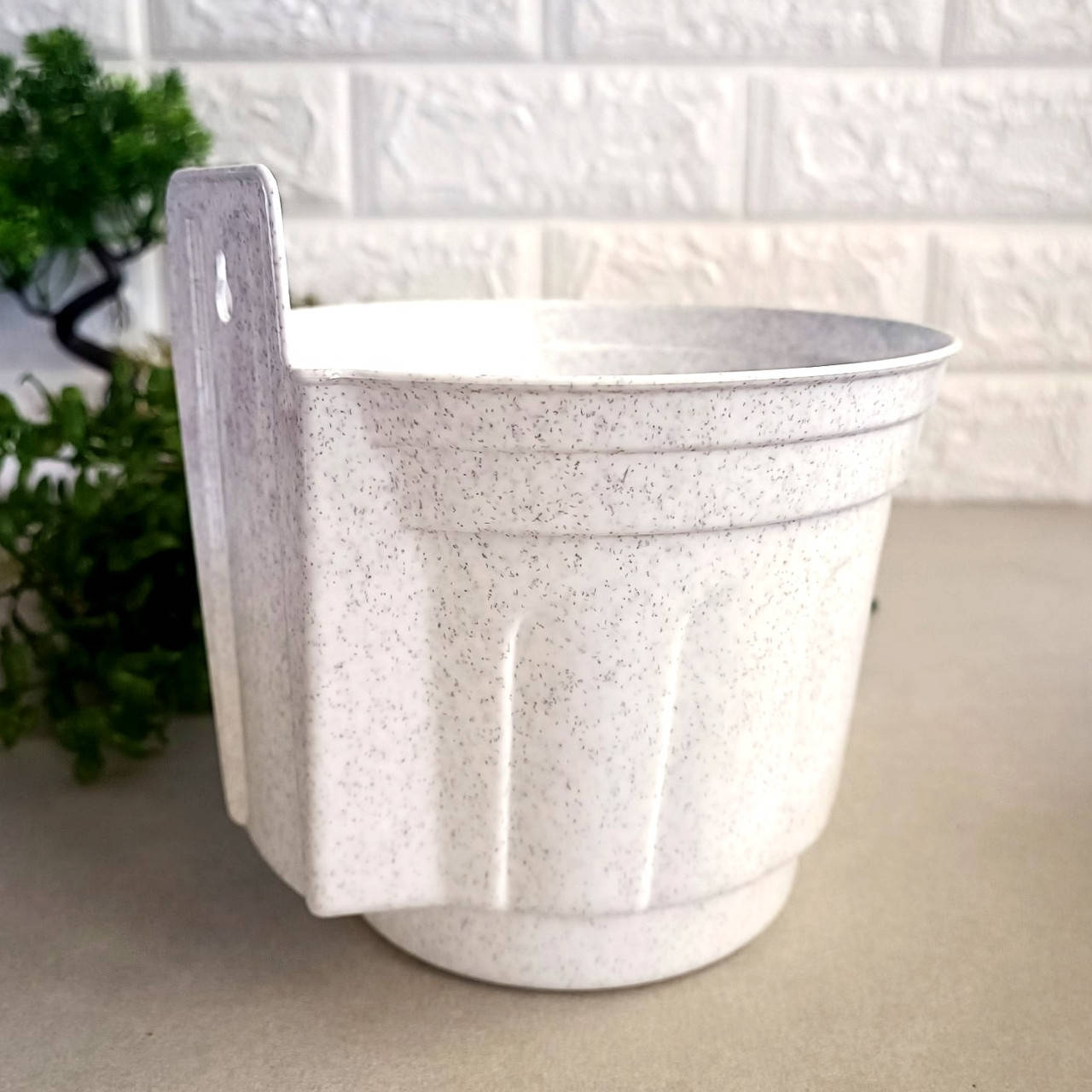 

Пластиковый настенный горшок для цветов Рина 16 см