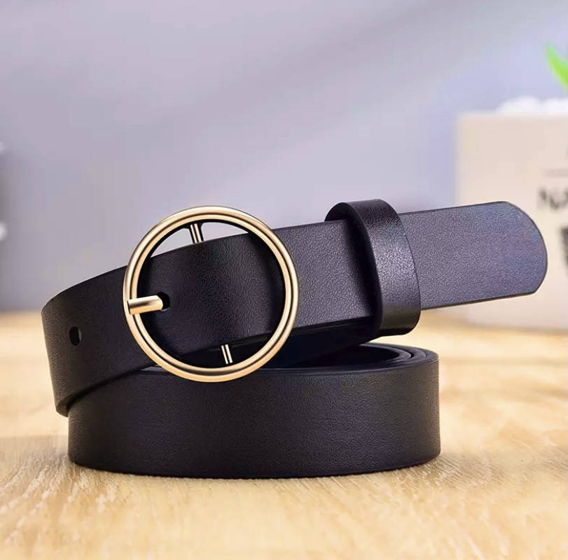 

Женский ремень чёрный с круглой пряжкой золотого цвета