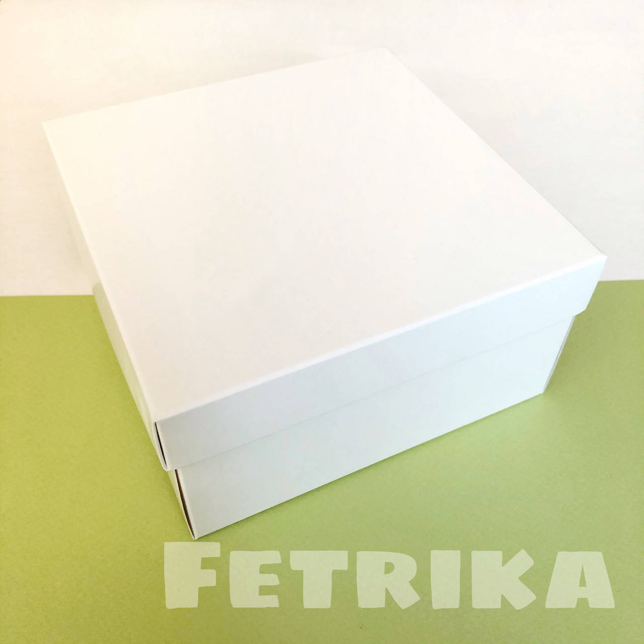 

Коробка подарочная из мелованного белого картона 280*280*150 мм