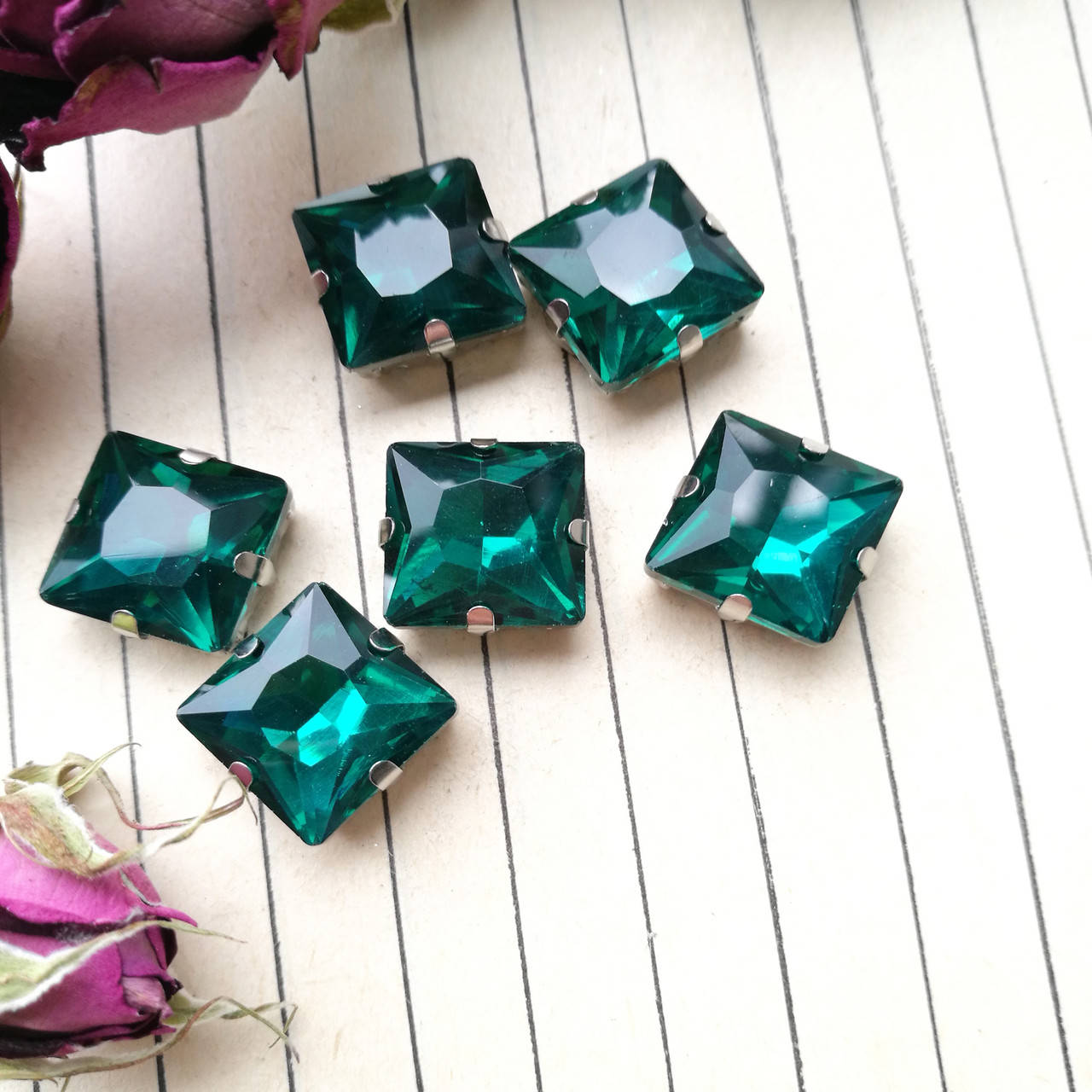 

Стрази в цапах, квадрат 12*12 мм, колір Green Zircon