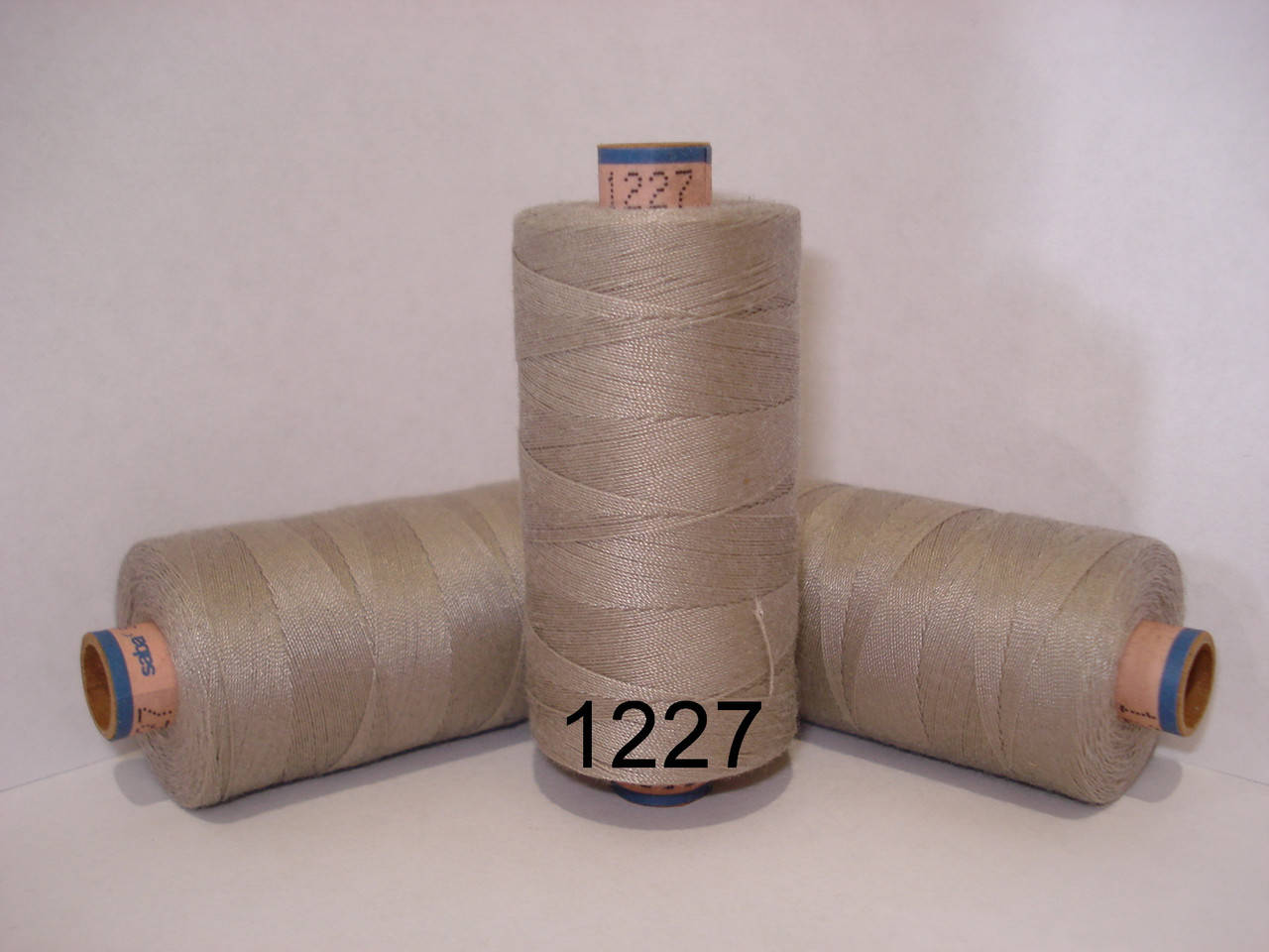 

Нитка AMANN Saba c №50 500м.col 1227 бежево-серый (шт.)