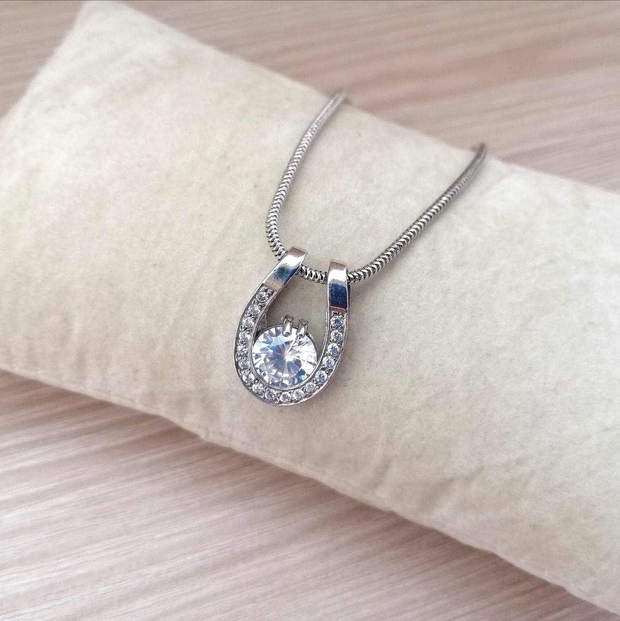 

Серебряный кулон с фианитами Волшебная подкова