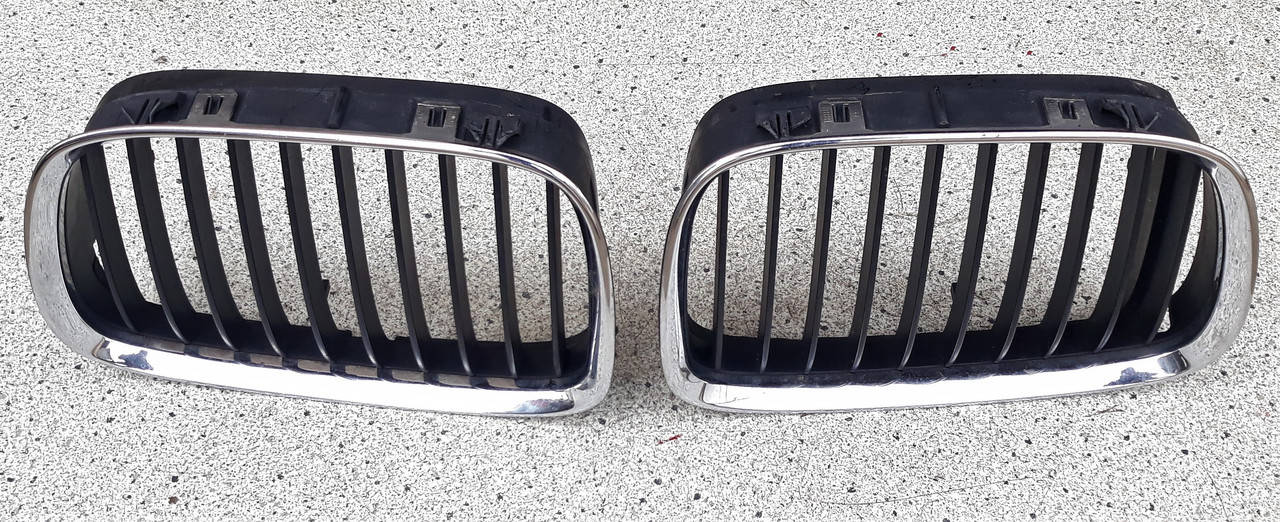 

Решётка радиатора левая BMW 5 E39 8159311, Черный