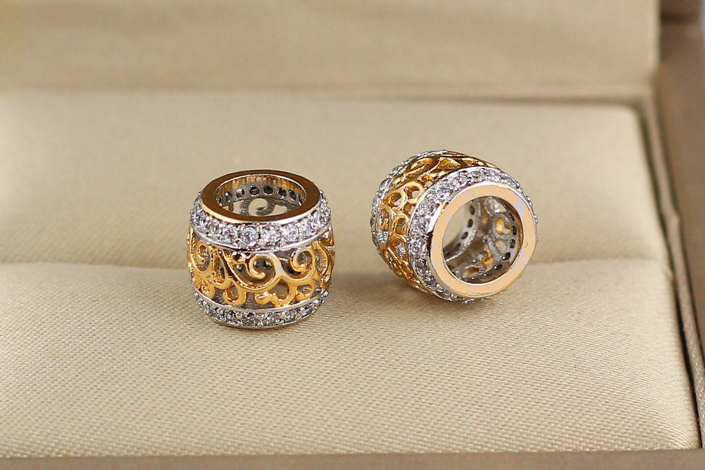 

Кулон шарм Xuping Jewelry ажурный узор с родием и фианитами по бокам 8 мм золотистый