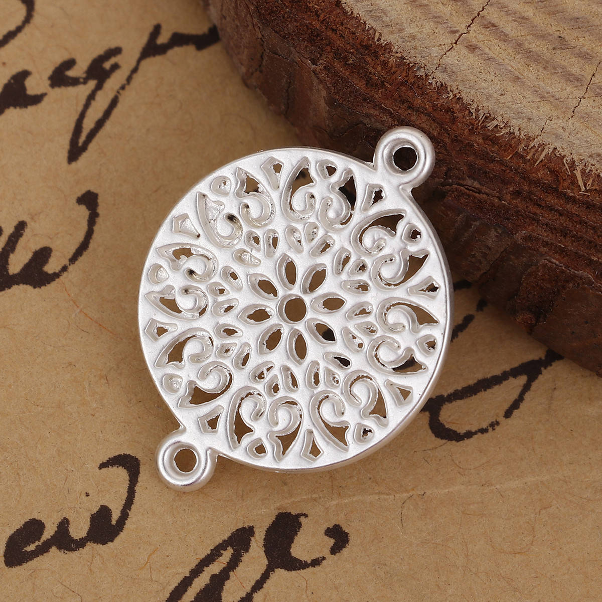 

Коннектор Цветок, Цвет: Серебро, Круглая, Два отверстия, Соединитель, Ажурная резьба, 25 мм x 18 мм