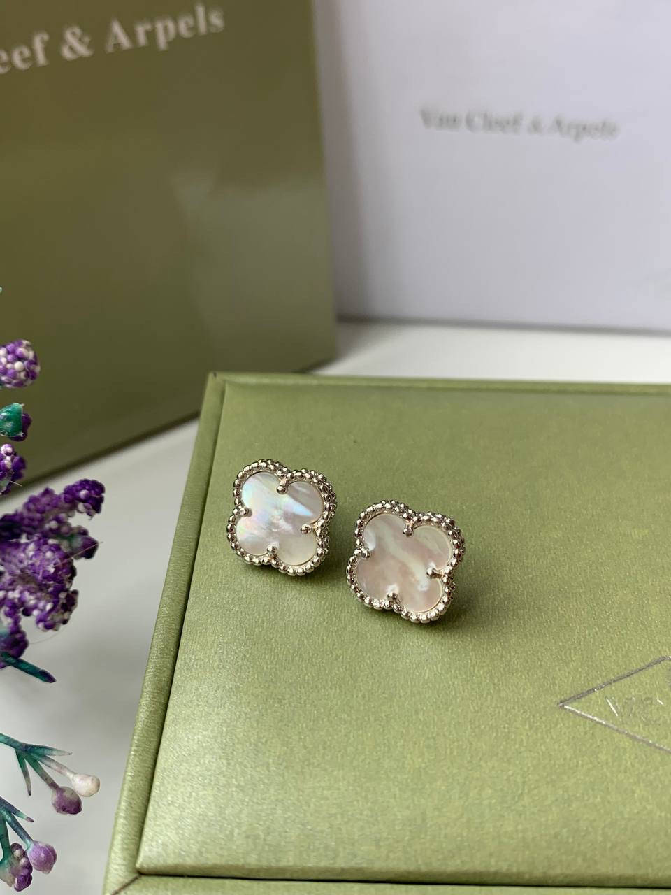 

Серьги гвоздики белые Vancleef Ванклиф один цветочек