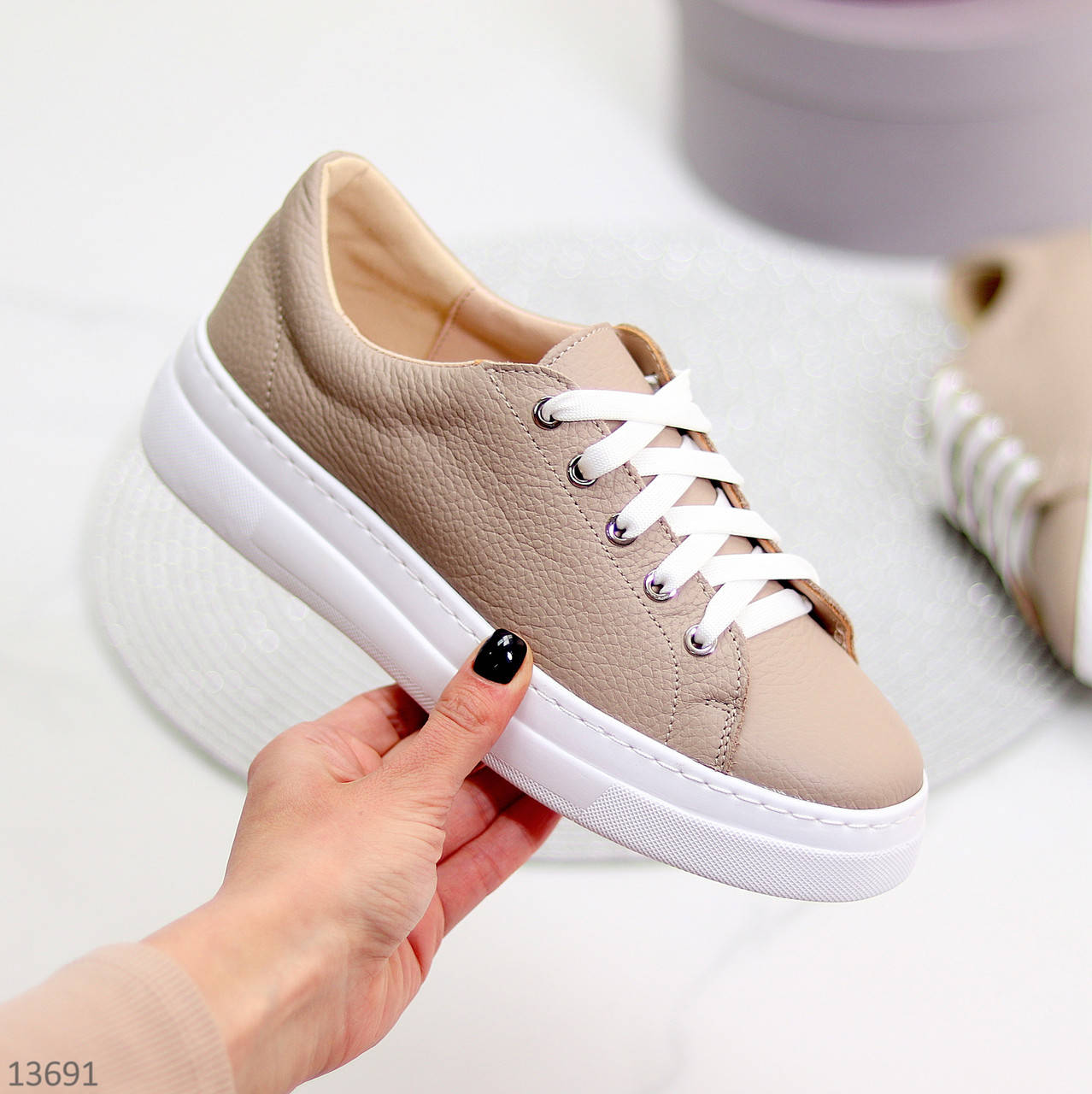 

Жіночі бежеві шкіряні кросівки на білій платформі Libra, Бежевый