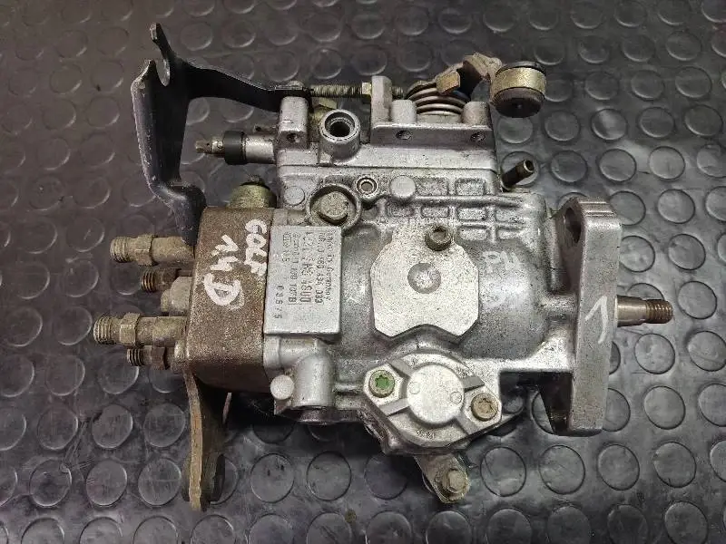 

Топливный насос высокого давления ТНВД BOSCH 1.4 D 0460484033 031130107B под заказ 2-4 дн