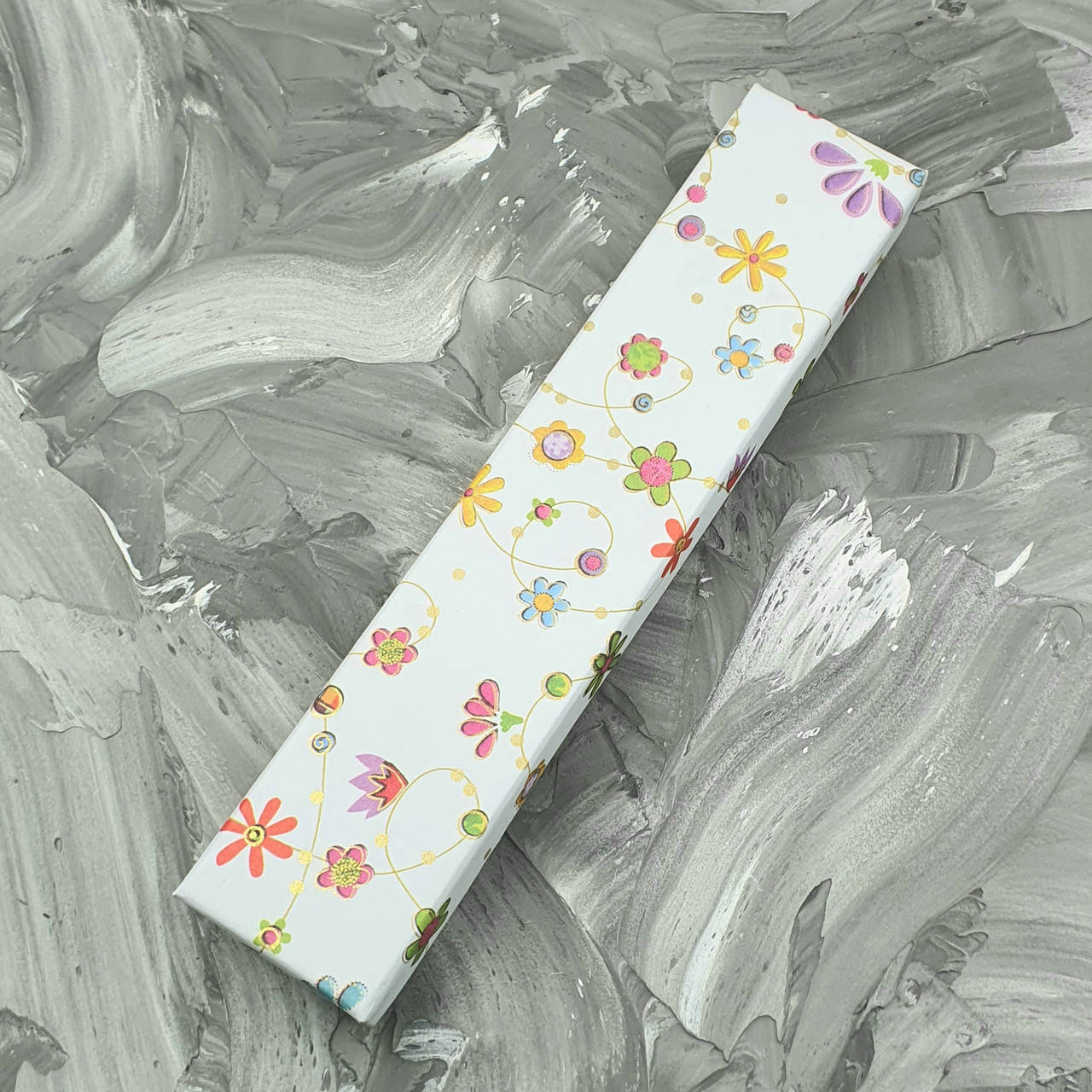 

Футляр 32223 белый с узорами для цепочек браслетов размер 21х4 см