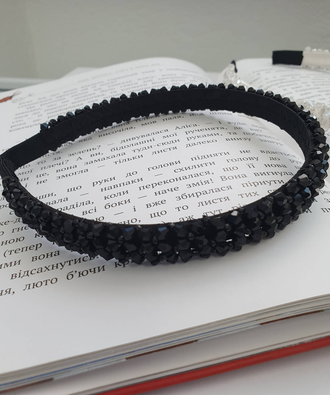 

Черный обруч для волос с камнями бусинами стразами