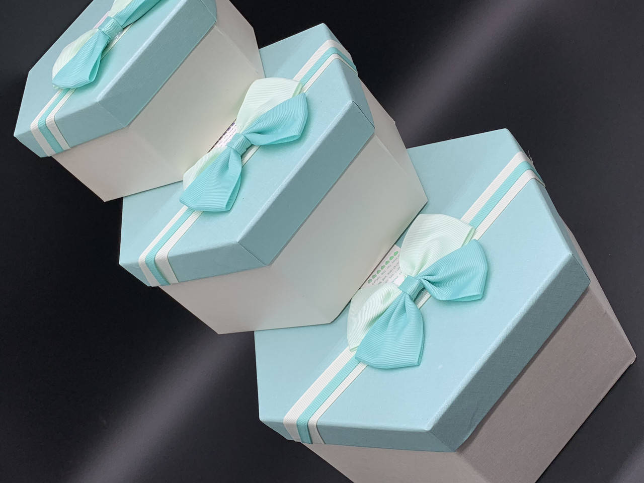 

Коробка подарочная шестиугольная с бантиком. 3шт/комплект. Цвет бирюзовый. 19х10см.