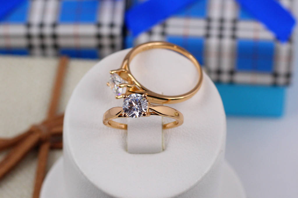 

Кольцо Xuping Jewelry широкое с зауженными краями возле камня 6 мм р17 золотистое