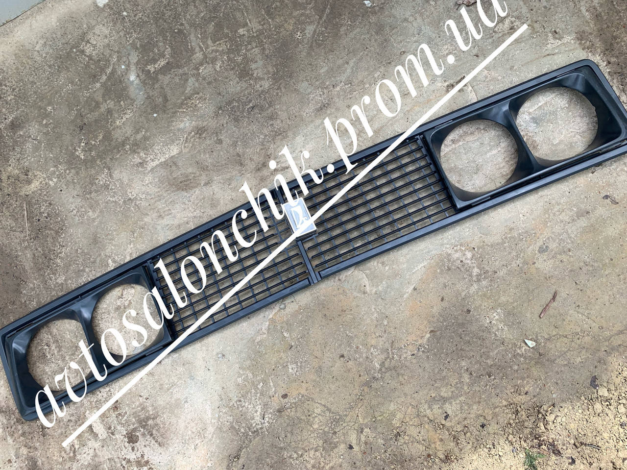 

Решетка радиатора ВАЗ 2106 черная пластиковая с очками в сборе, Черный