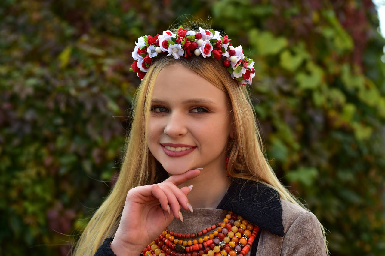 

Современный женский веночек на обруче с цветами №1225