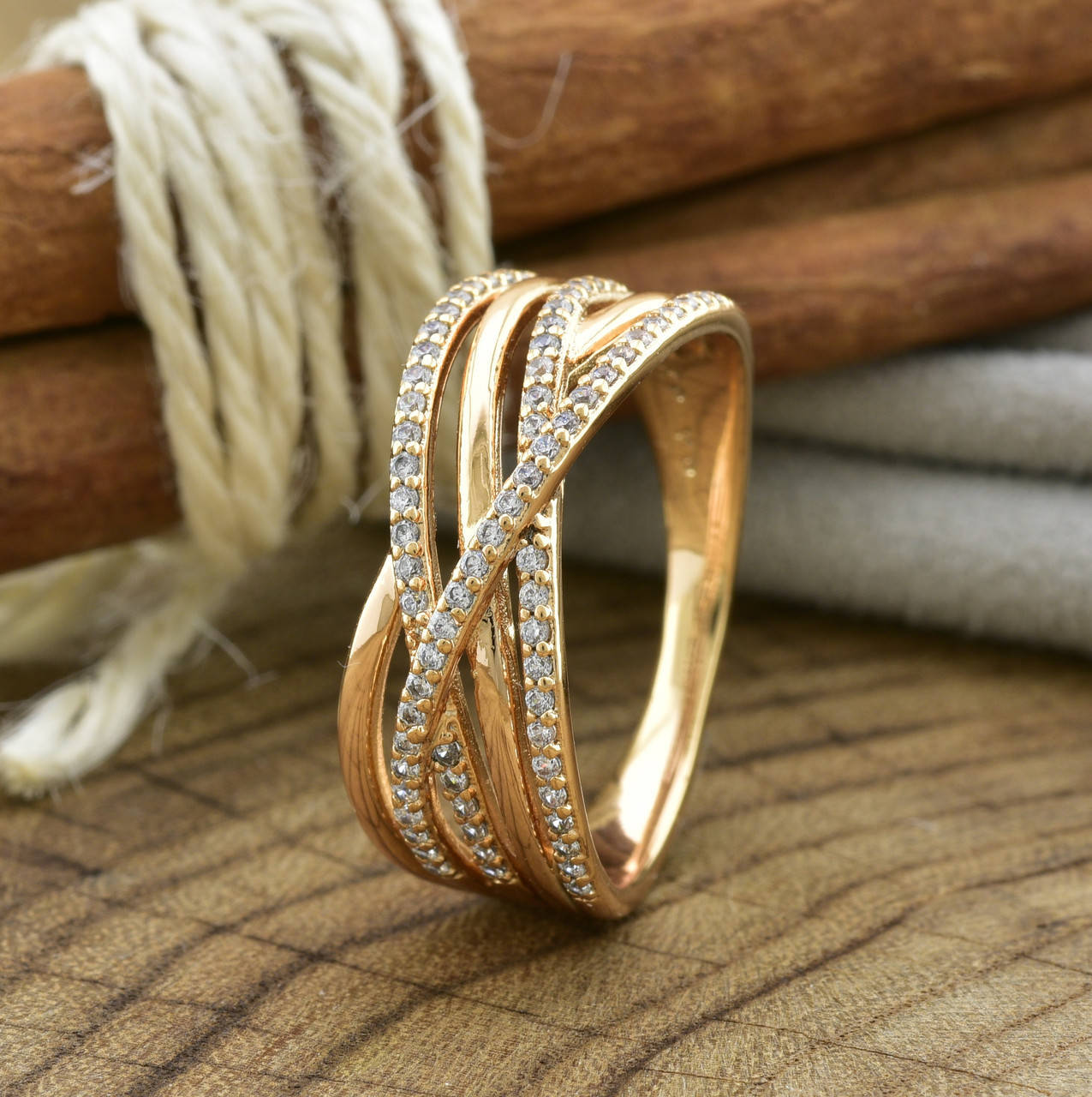 

Кольцо Xuping 14092 ширина 9 мм белые фианиты позолота 18К размер 20