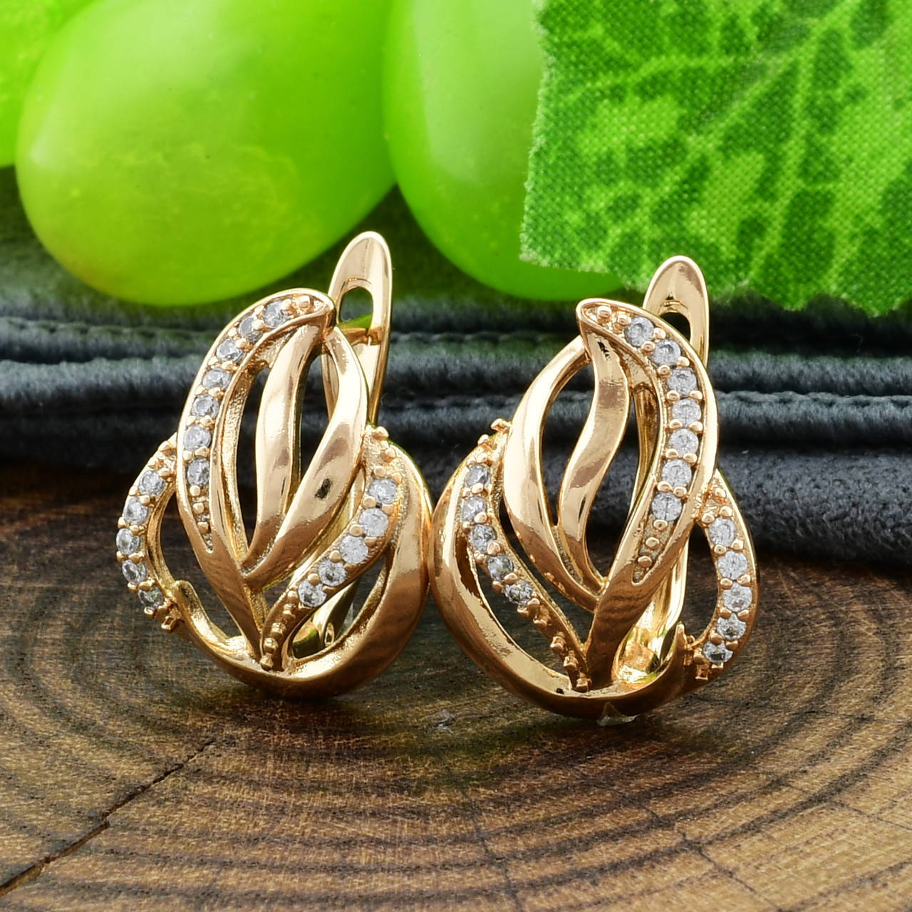 

Серьги 26270 размер 16х12 мм белые фианиты вес 3.1 г позолота 18К