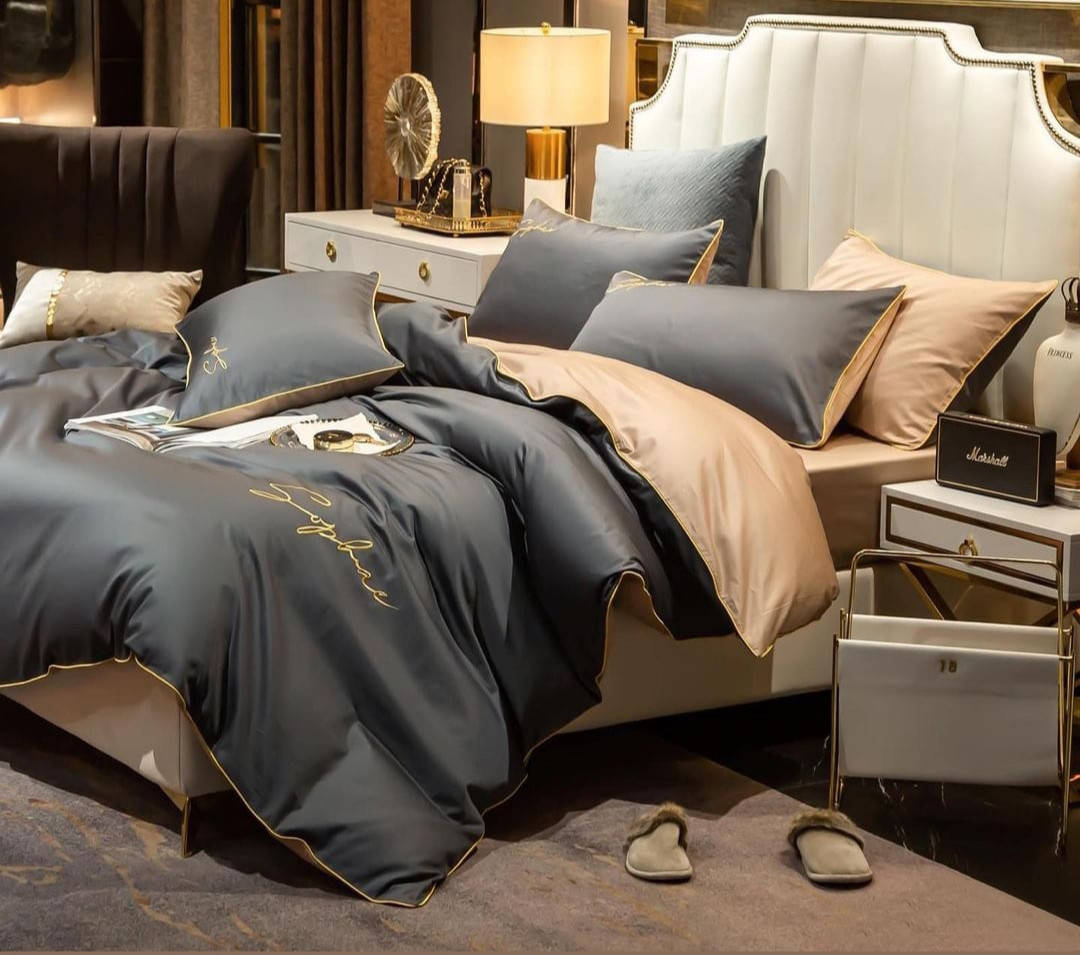 

Сатиновое постельное белье евро размер HOME TEXTILE бежевый с серым.