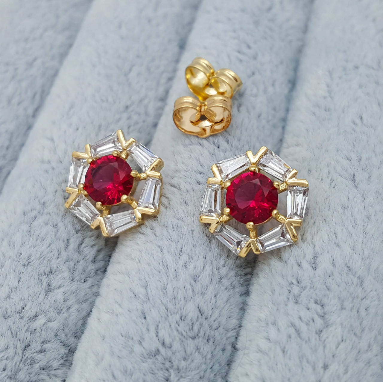 

Серьги гвоздики, Цветок с малиновым цирконием, медзолото 18К