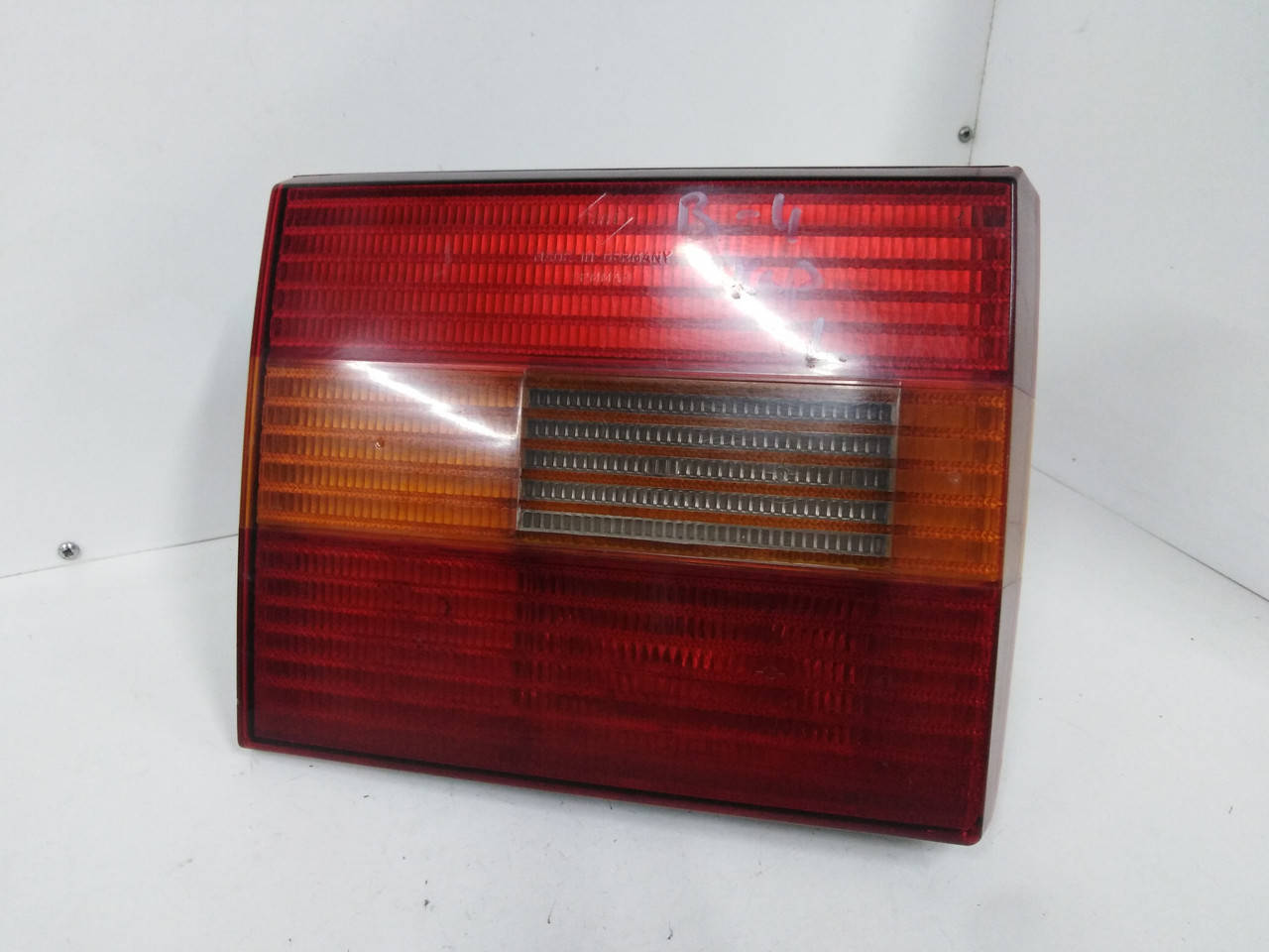 

Фонарь крышки багажника Volkswagen Passat B4, Пассат Б4 универсал. Левый. 3A9945107.