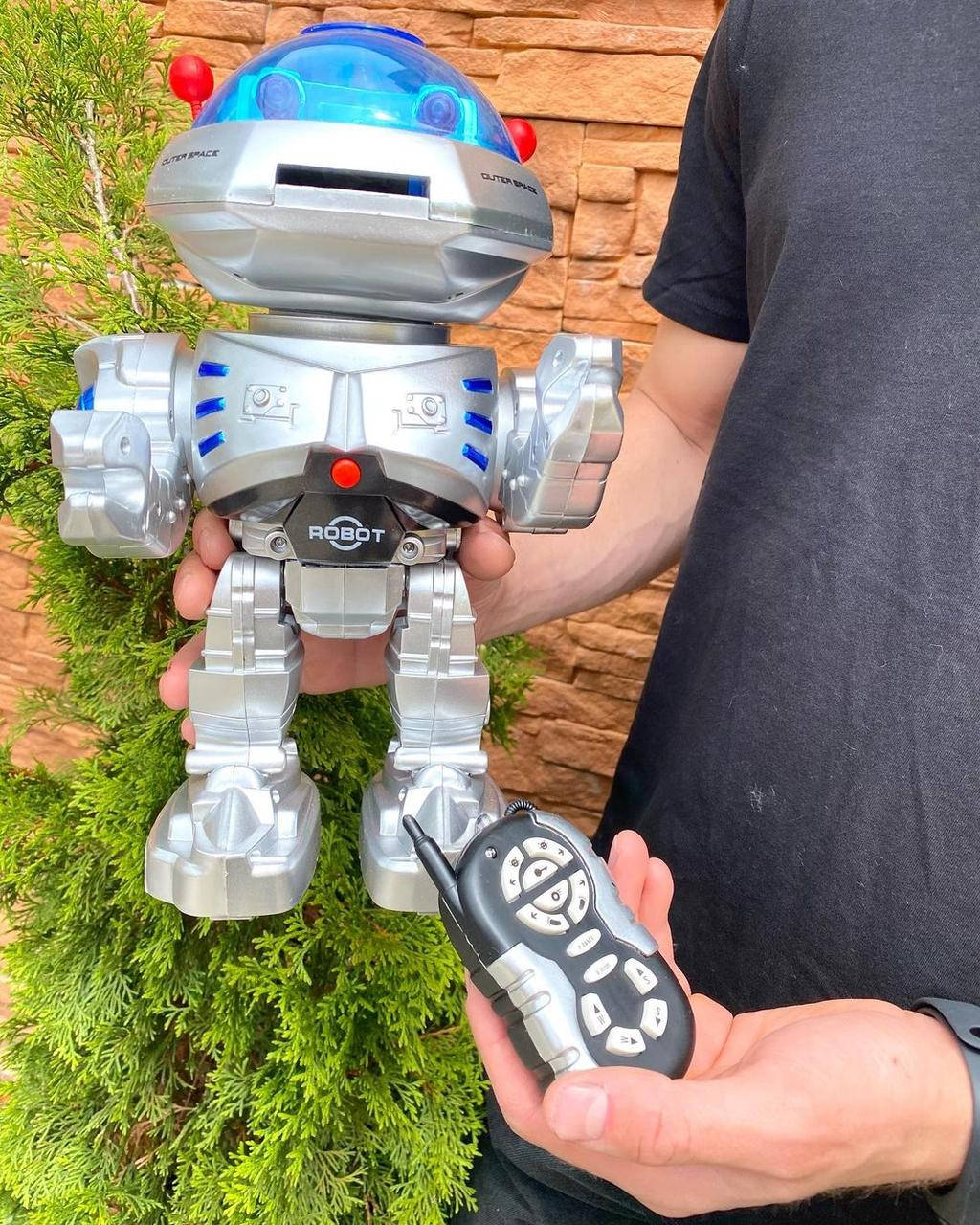 

Робот 30 см на радиоуправлении. Стреляет, ходит и со звуком.