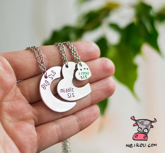 

Кулон сердце для сестер "Big sis. Little sis. Midd sis". Цена за 1 набор