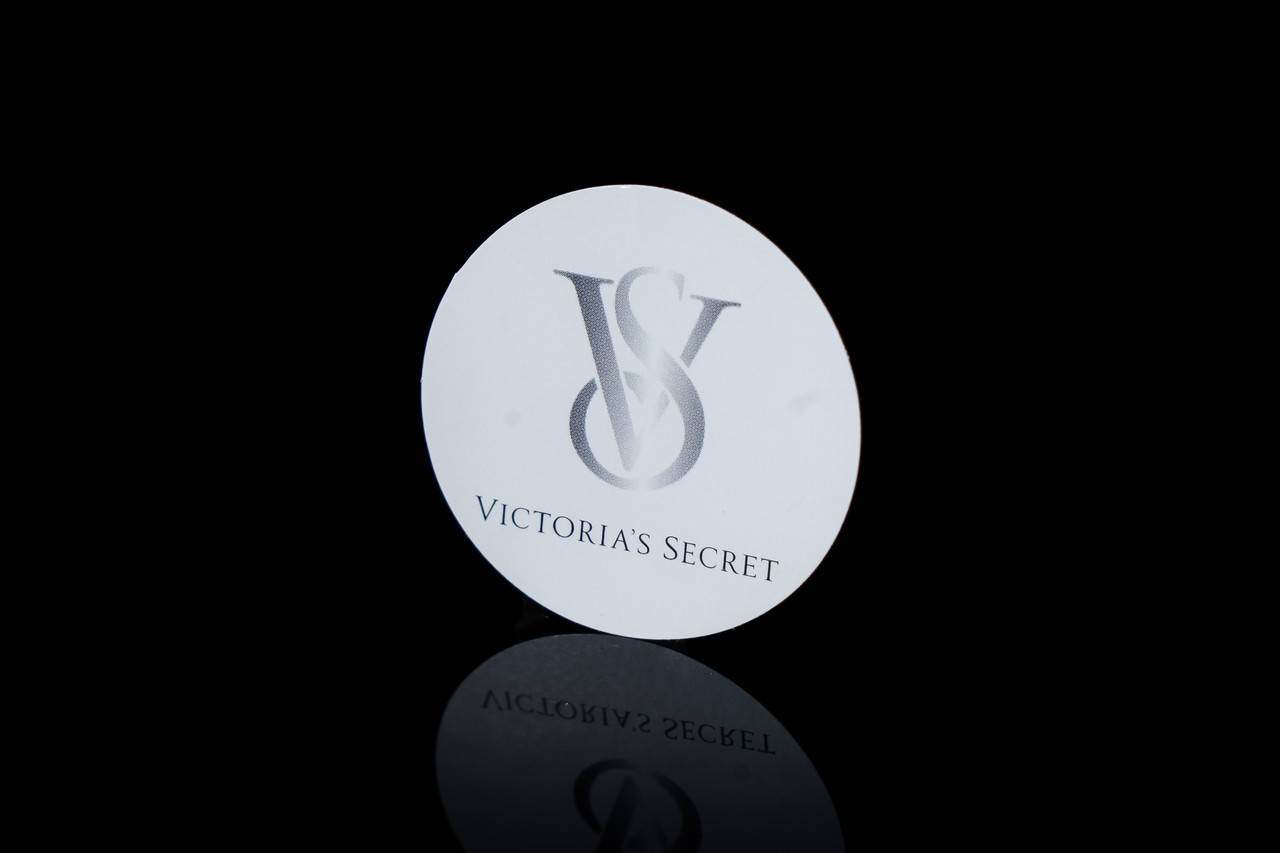 

Наклейка белая с логотипом Victoria's Secret, Белый