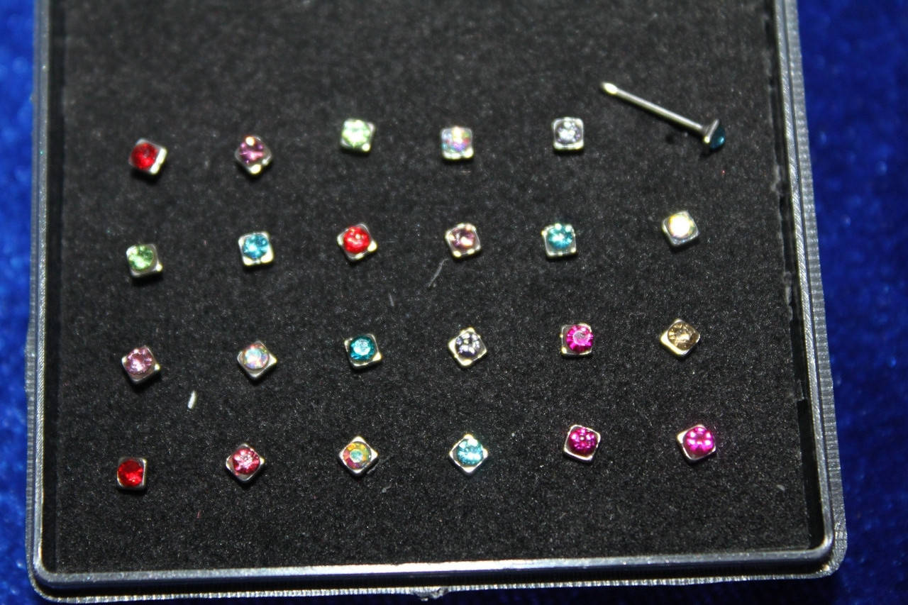 

Серьга гвоздик серебристая квадрат с цветным камнем для пирсинга носа 1 шт медицинская сталь