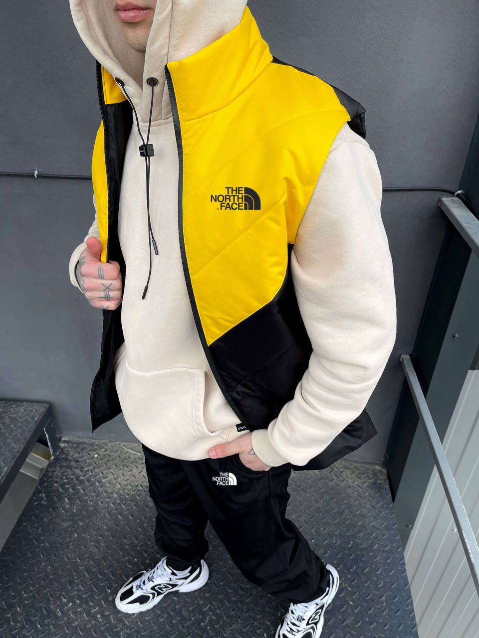 

Жилетка мужская желто - черная TNF M