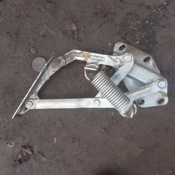 

Петля капота правая Газ 24 3102 31029 3110 31105 б у