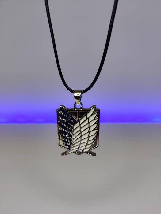 

Цепочка-кулон из аниме "Атака Титанов" символика разведкорпуса