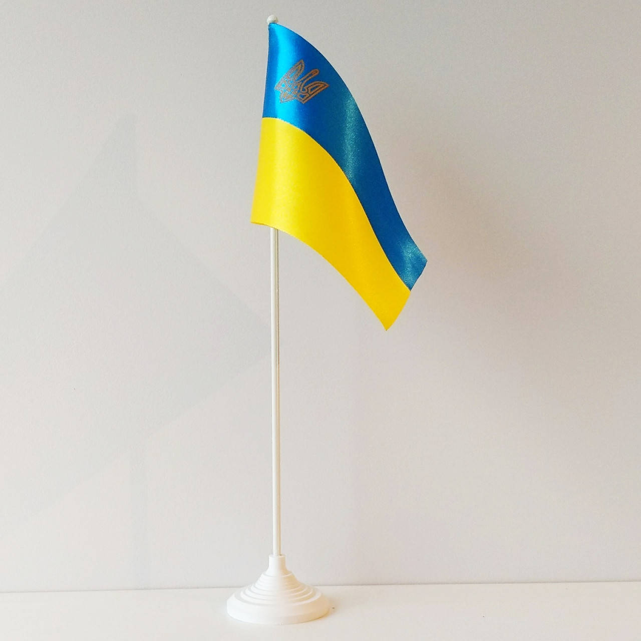 

Флажок (прапорець) Украины с гербом на подставке , атлас , 12*18 см.