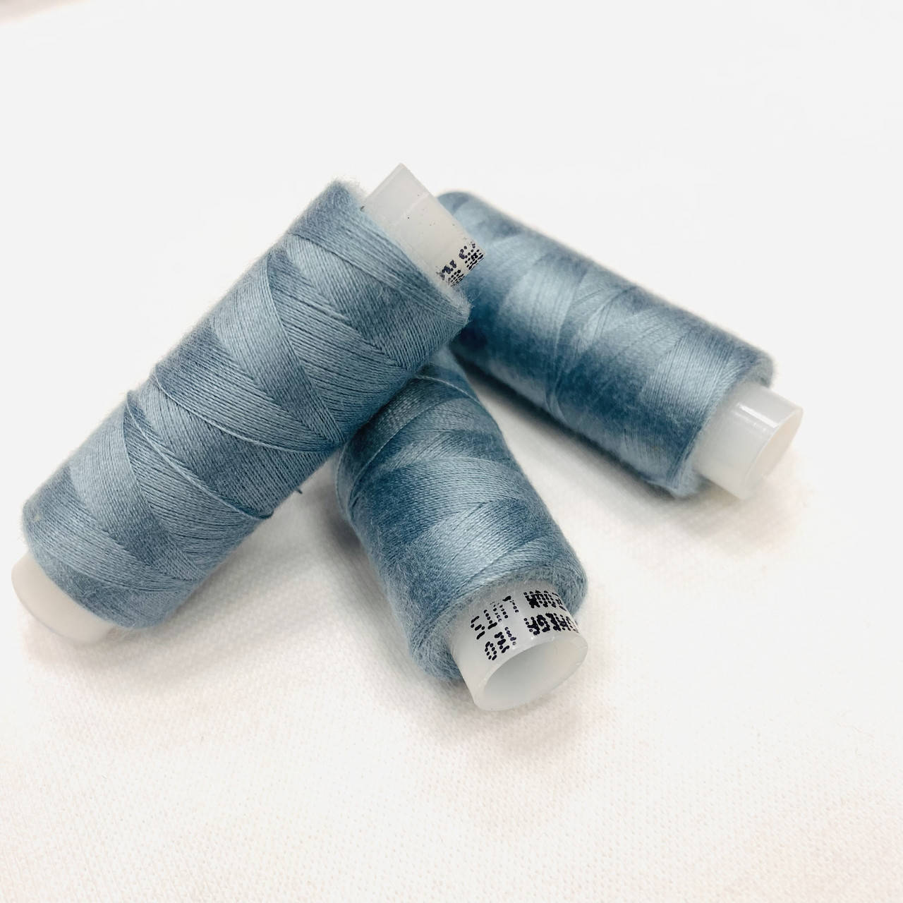 

Нитка Швейная для трикотажа Omega 311 цвет серый плотность 120 намотка 200м 100% полиэстер штапельная нить