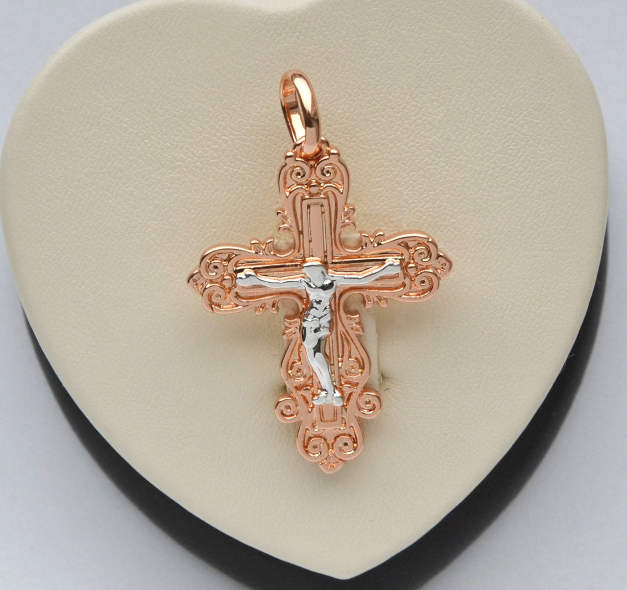 

Крест покрытие белым и розовым золотом Fallon 18к.