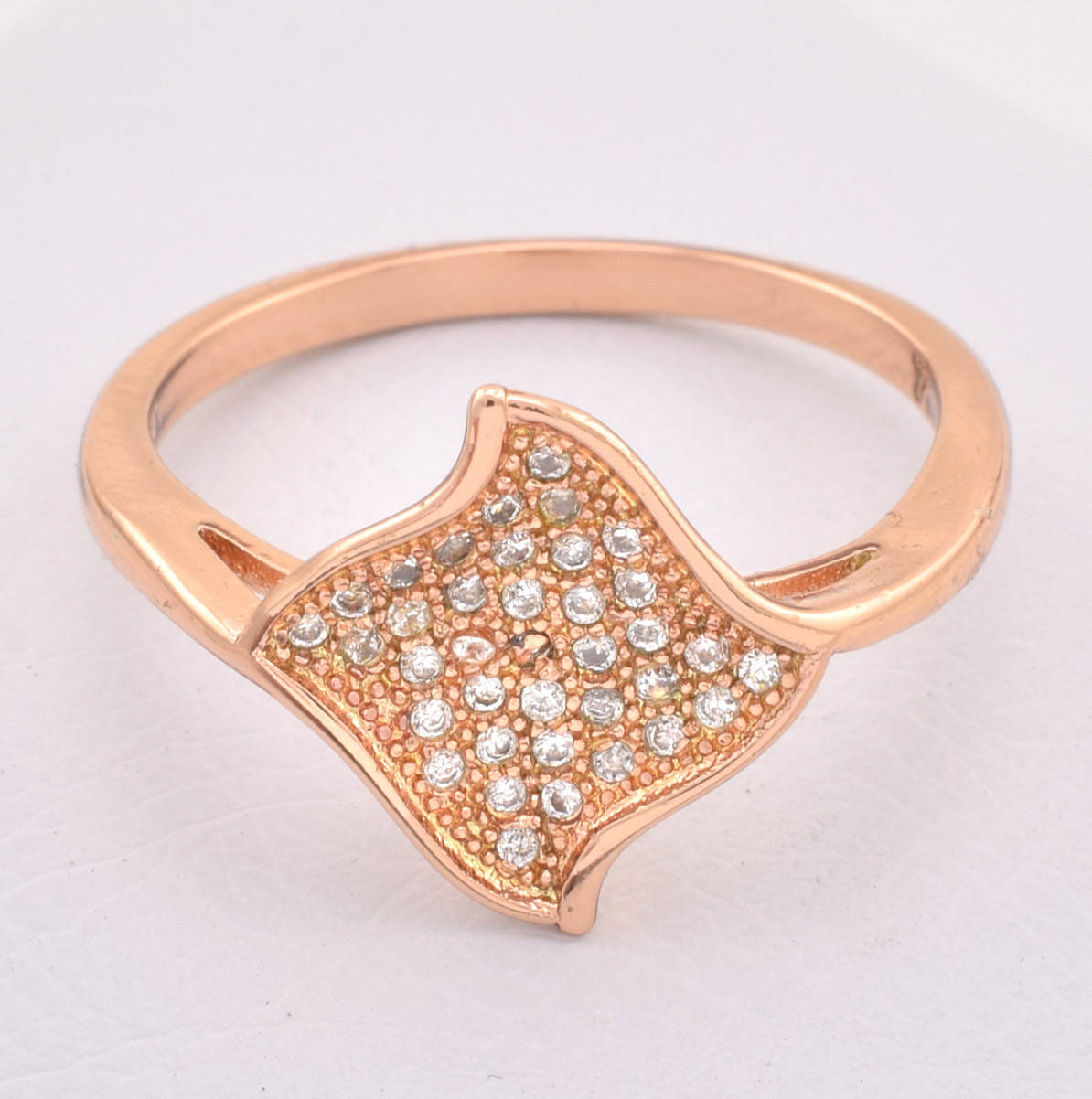 

Кольцо Xuping 13128 белые фианиты позолота РО размер 18