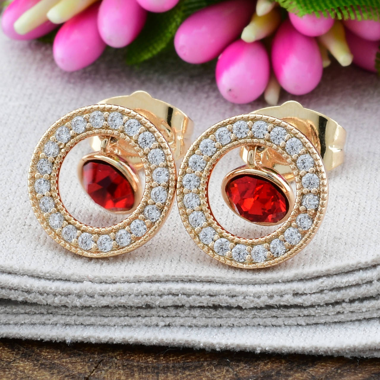 

Серьги гвоздики Xuping с кристаллами Swarovski 27265расп темные камни размер 11х11 мм вес 2.1 г цвет красный