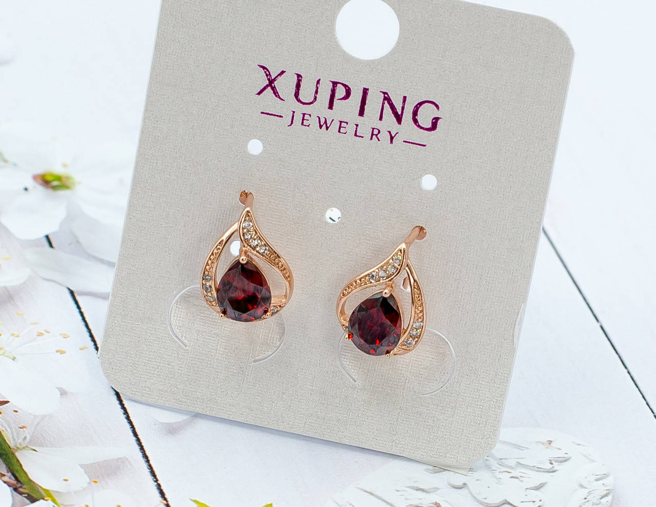 

Серьги Xuping медицинское золото с красным и белыми фианитами – позолота РО, высота 15мм, ширина 10мм.