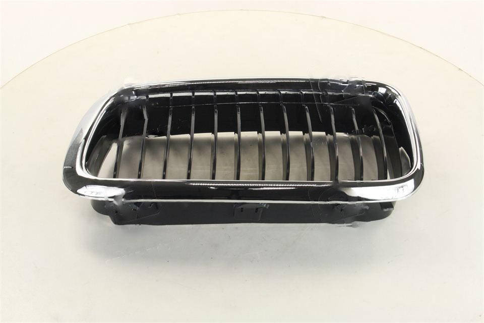 

Решетка в капоте левая BMW 7 E38 (TEMPEST). 51138231593