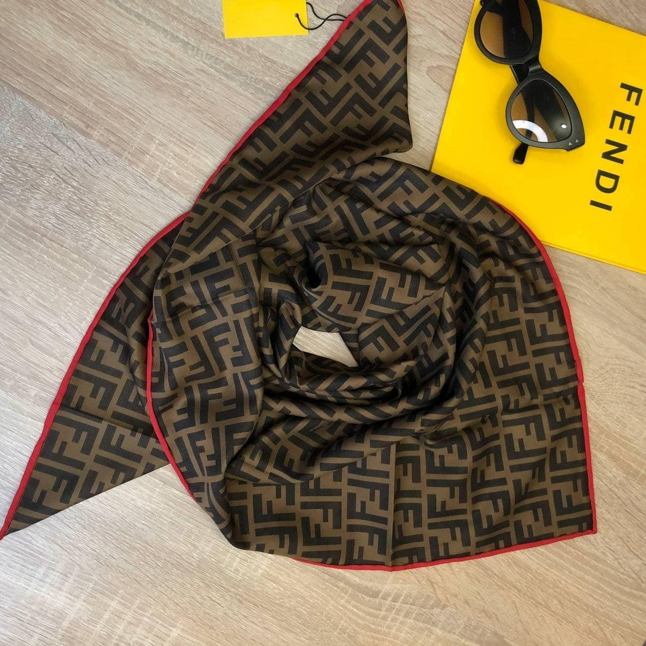 

Платок Fendi с ручной подшивкой