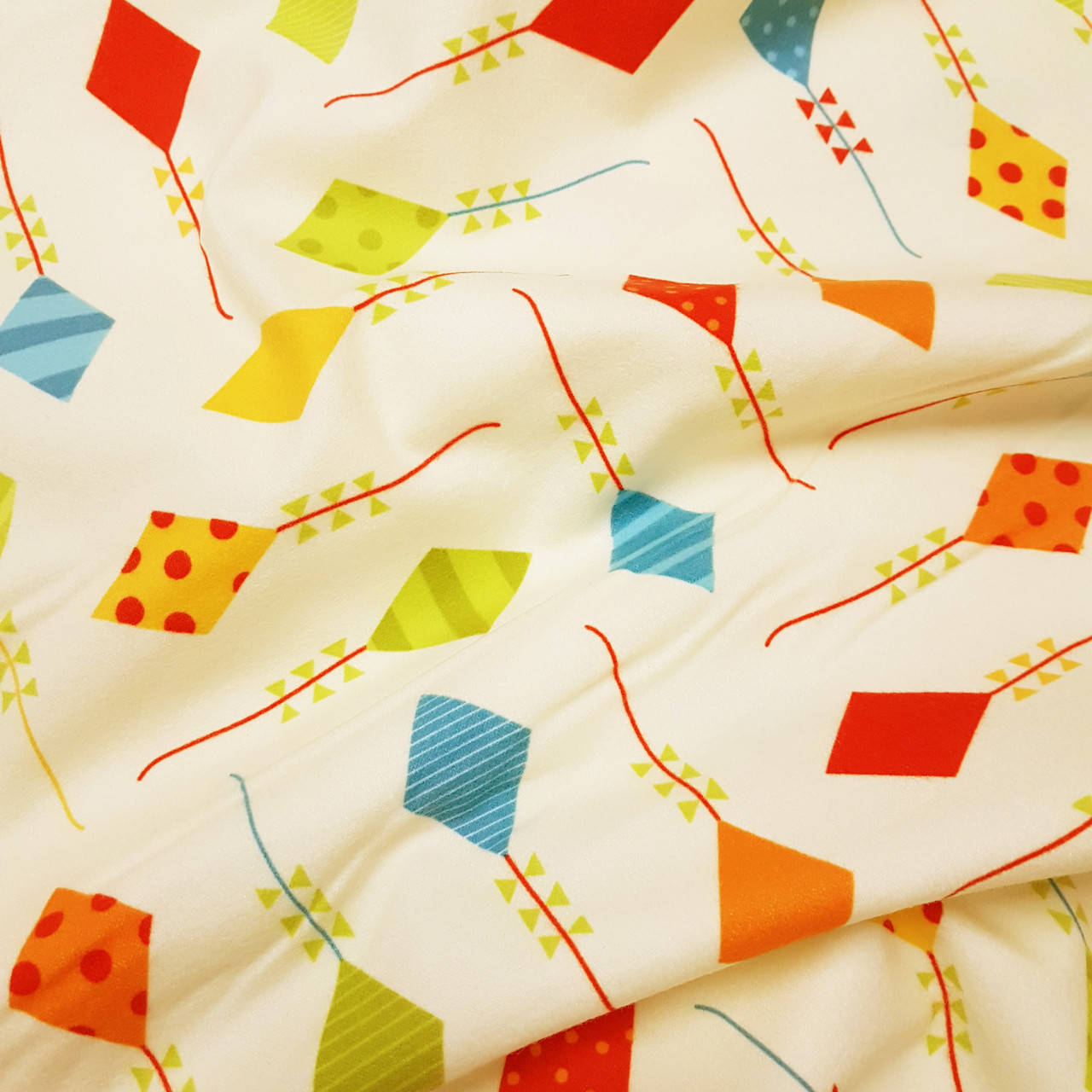 

Американский хлопок, ФЛАНЕЛЬ детская молочная с воздушными змеями, Robert Kaufman, 10*110 см