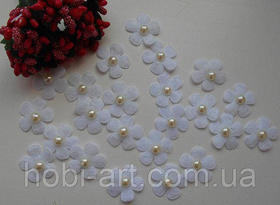 

Квітка фетрова № 06, 2,5см, напівбусина 6мм.