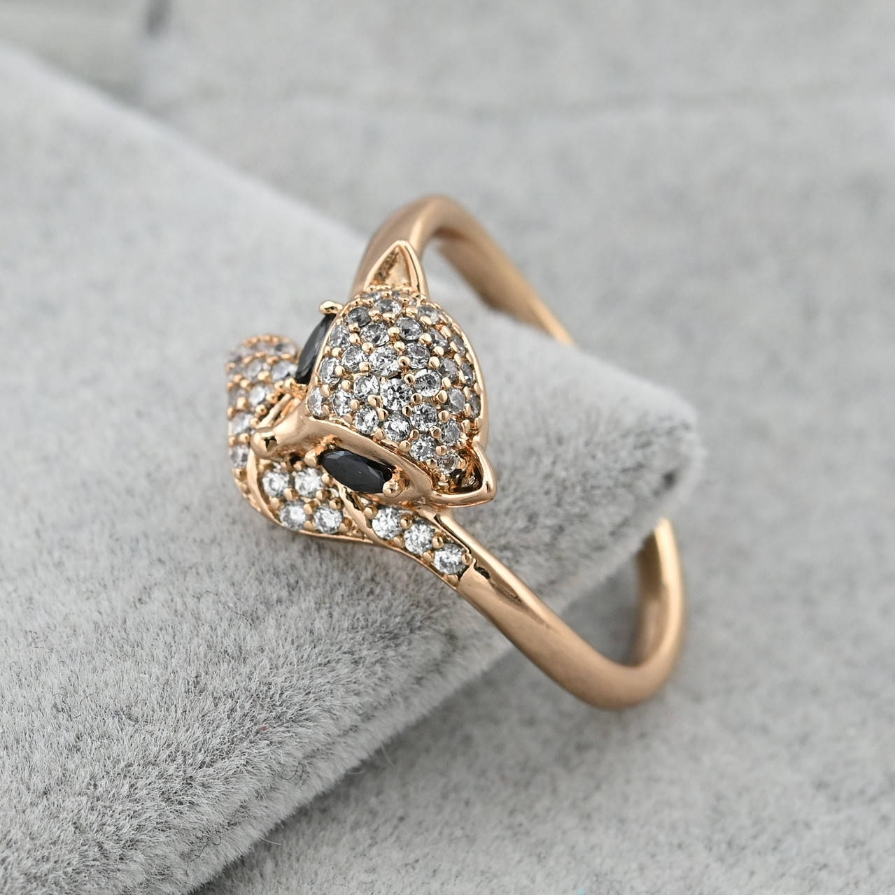 

Кольцо Бриллиантовая лисичка 36521 ширина 10 мм белые и черные фианиты позолота 18К размер 18