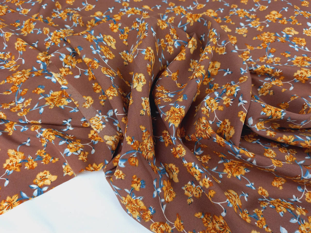 

Ткань супер софт, мелкий цветочек, фон мокко №719, Кофе с молоком