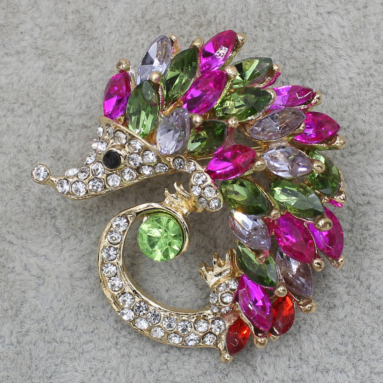 

Брошь металлическая золотистая Ёж с разноцветными кристаллами размер изделия 40х40 мм