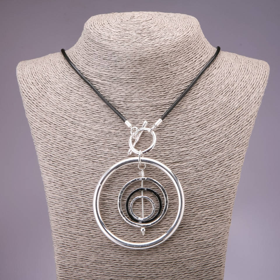 

Подвеска на длинном шнуре хайтек d-68мм L-80см серебристый металл