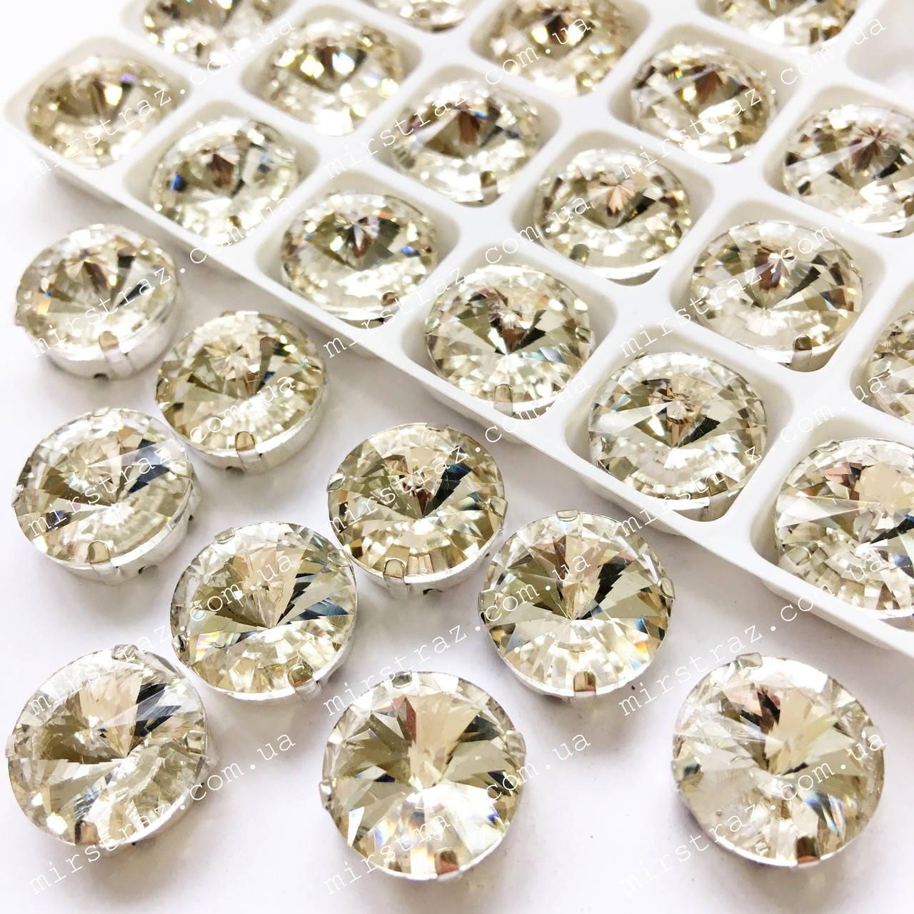 

Стразы в цапах 8мм, цвет Crystal, Белый