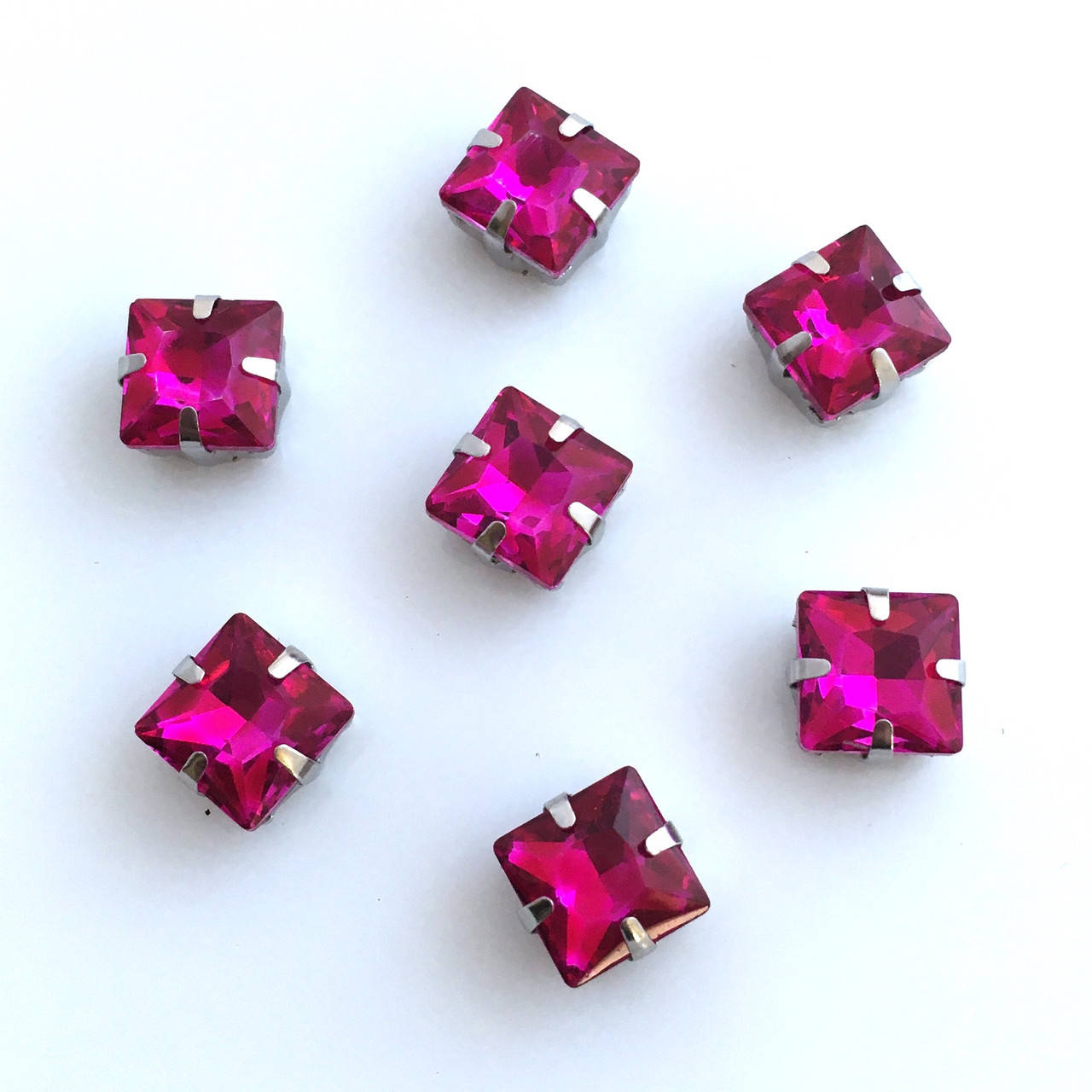 

Квадрат 8 мм. Фуксия. Стразы в цапах (серебро).