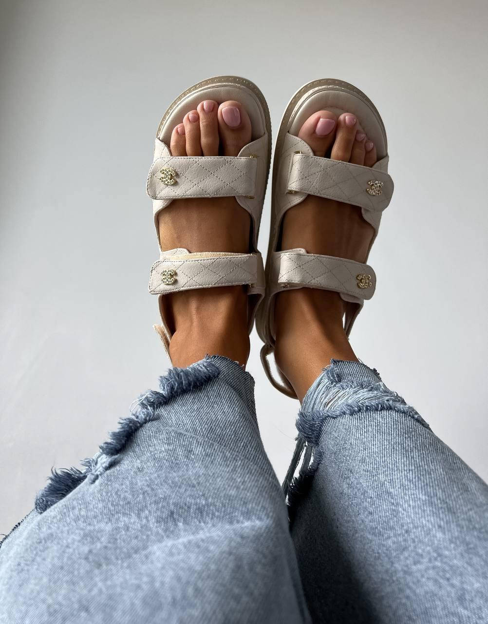 

Женские кожаные босоножки Chanel Dad Sandald Beige
