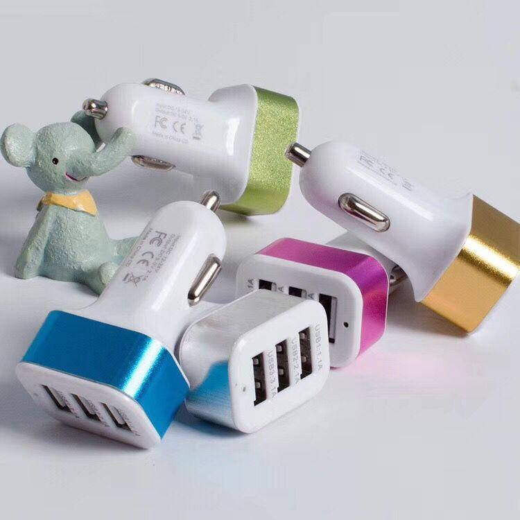

Автомобильное зарядное устройство с 3 портами USB.
